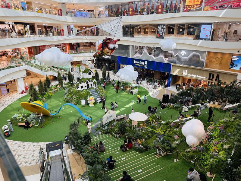 春意盎然的商场一角成为市民和游客休闲消费的好去处