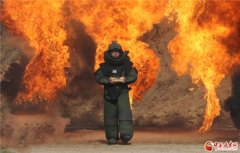 资料图：兰州特警排爆演练