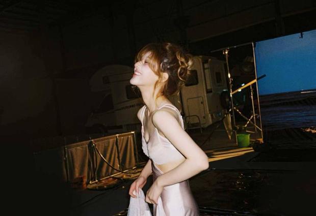 赵露思开怀大笑，活力十足。