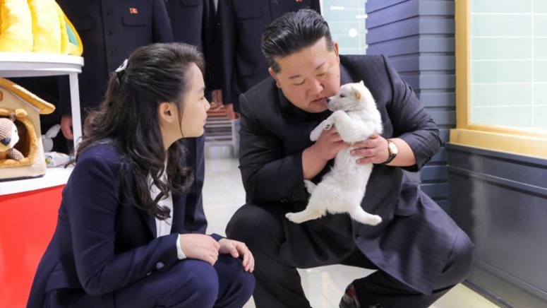 金正恩与女儿视察宠物商店，现场撸猫逗狗