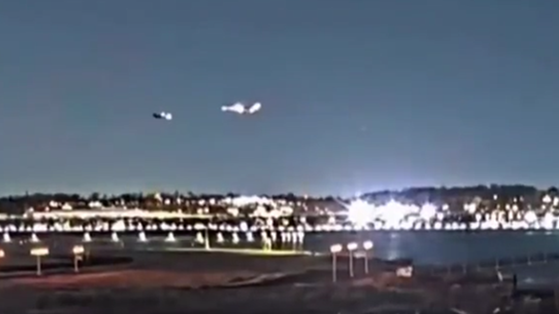 最新碰撞画面曝光！美国客机与黑鹰直升机相撞，67人遇难，无人生还