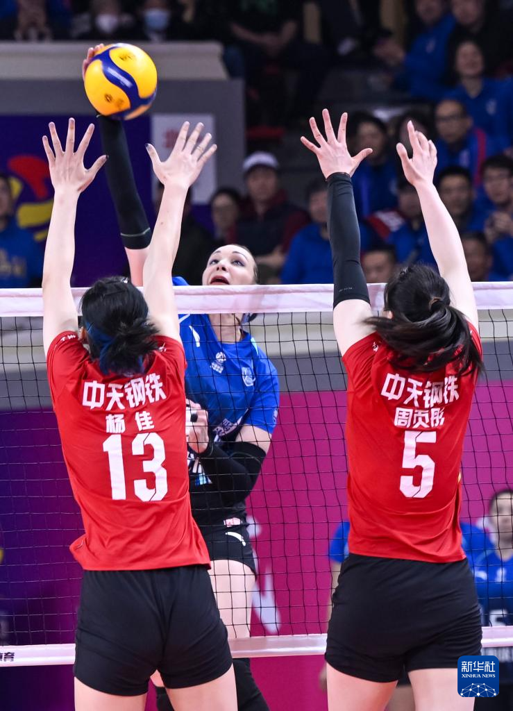 3月31日，上海光明优倍队球员沃隆科娃（中）在比赛中扣球。