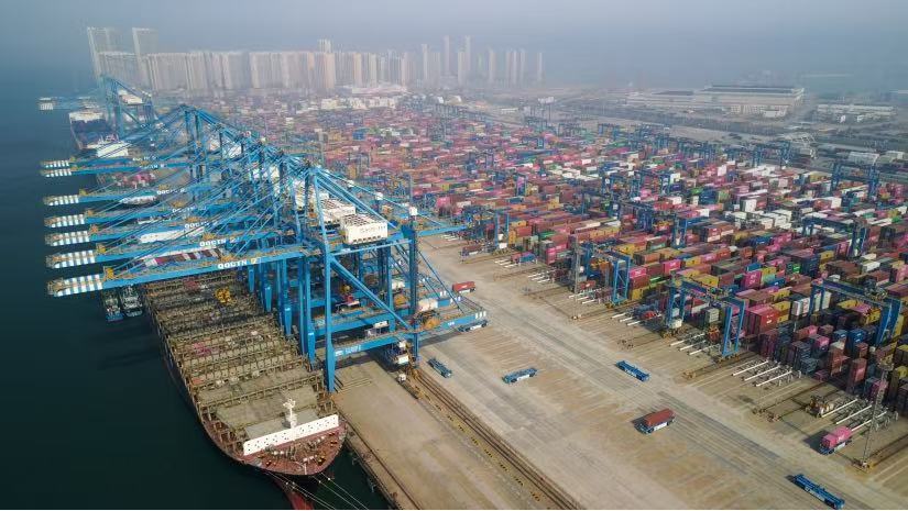 《青岛国际航运中心发展蓝皮书(2025)》发布 镌刻世界航运新坐标