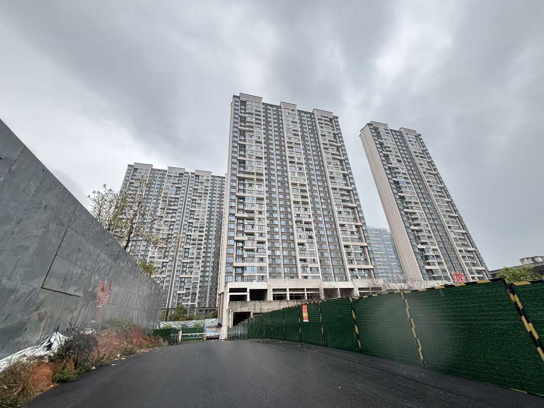 围挡部分均为黄土堆