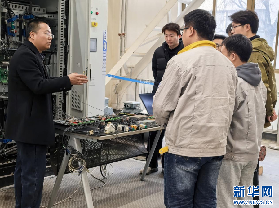 马保慧(左)对企业技术人员和团队成员进行技术指导