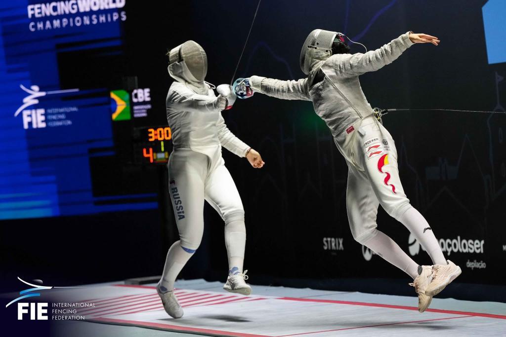 潘其妙（右）在比赛中