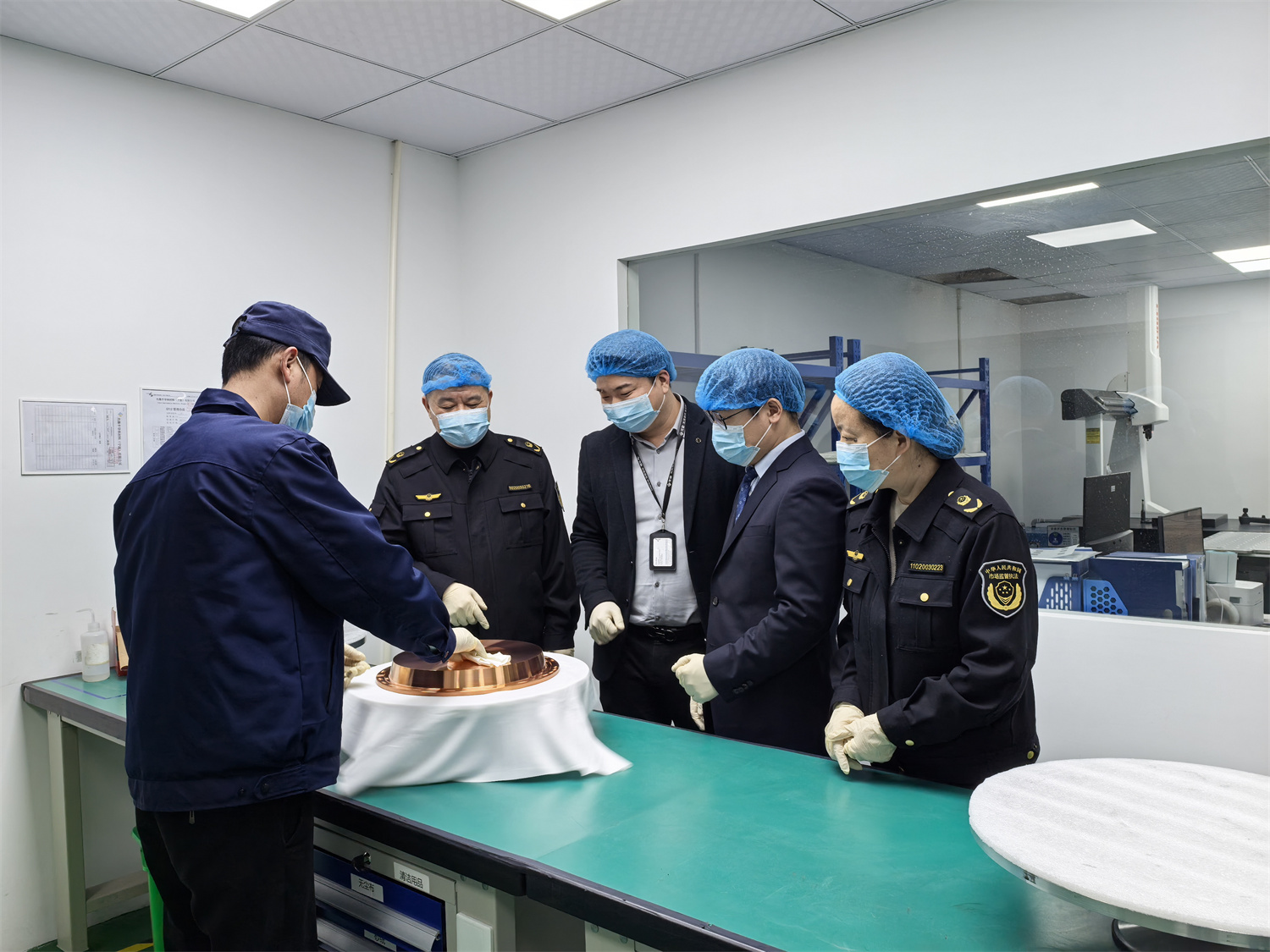 农行宁波前湾新区支行工作人员与前湾新区市场监督管理局共同走访光微半导体,了解企业服务需求。（施芳芳 摄）