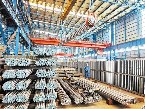 3月11日，河钢集团石钢公司成品车间，工人正在吊运绿钢棒材。 本报记者 周聪聪摄