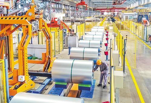 近日，河钢集团唐钢公司汽车板产线，员工正在检查超宽幅深冲级汽车外板钢卷质量。李英辉摄