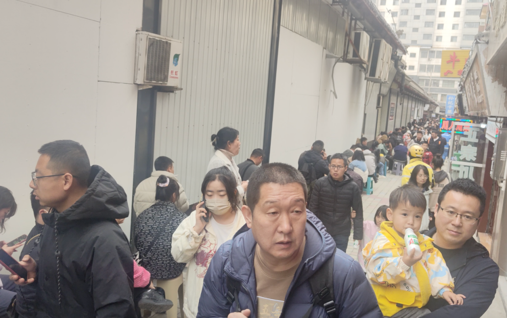 2024年3月，“四合院”东侧小巷子里等待吃麻辣烫的游客，排的队伍一眼望不到头。