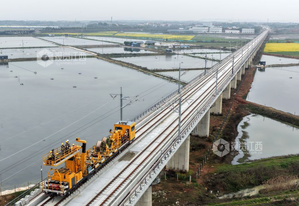 3月28日，中铁武汉电气化局的施工人员和南铁南昌供电段的技术人员正在京港高铁昌九段庐山南站至共青城东站区间架设首条接触网导线。