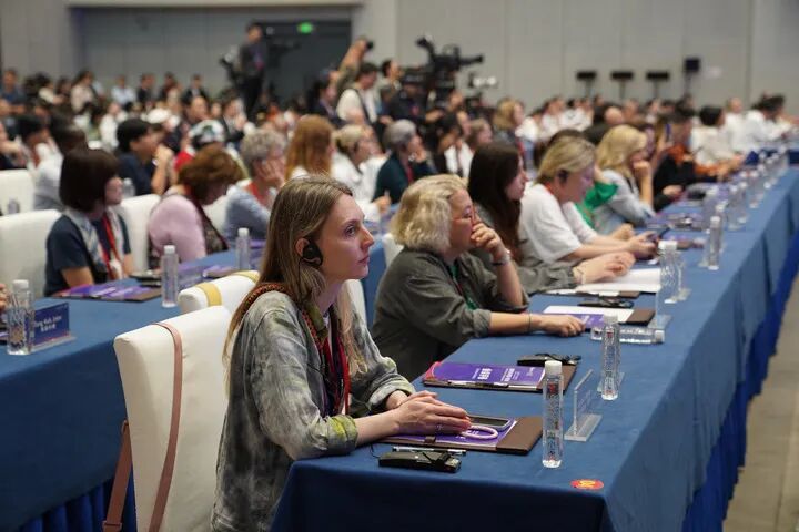 嘉宾在“世界市长对话·景德镇暨2025景德镇论坛”现场听会。新华社记者 周密 摄