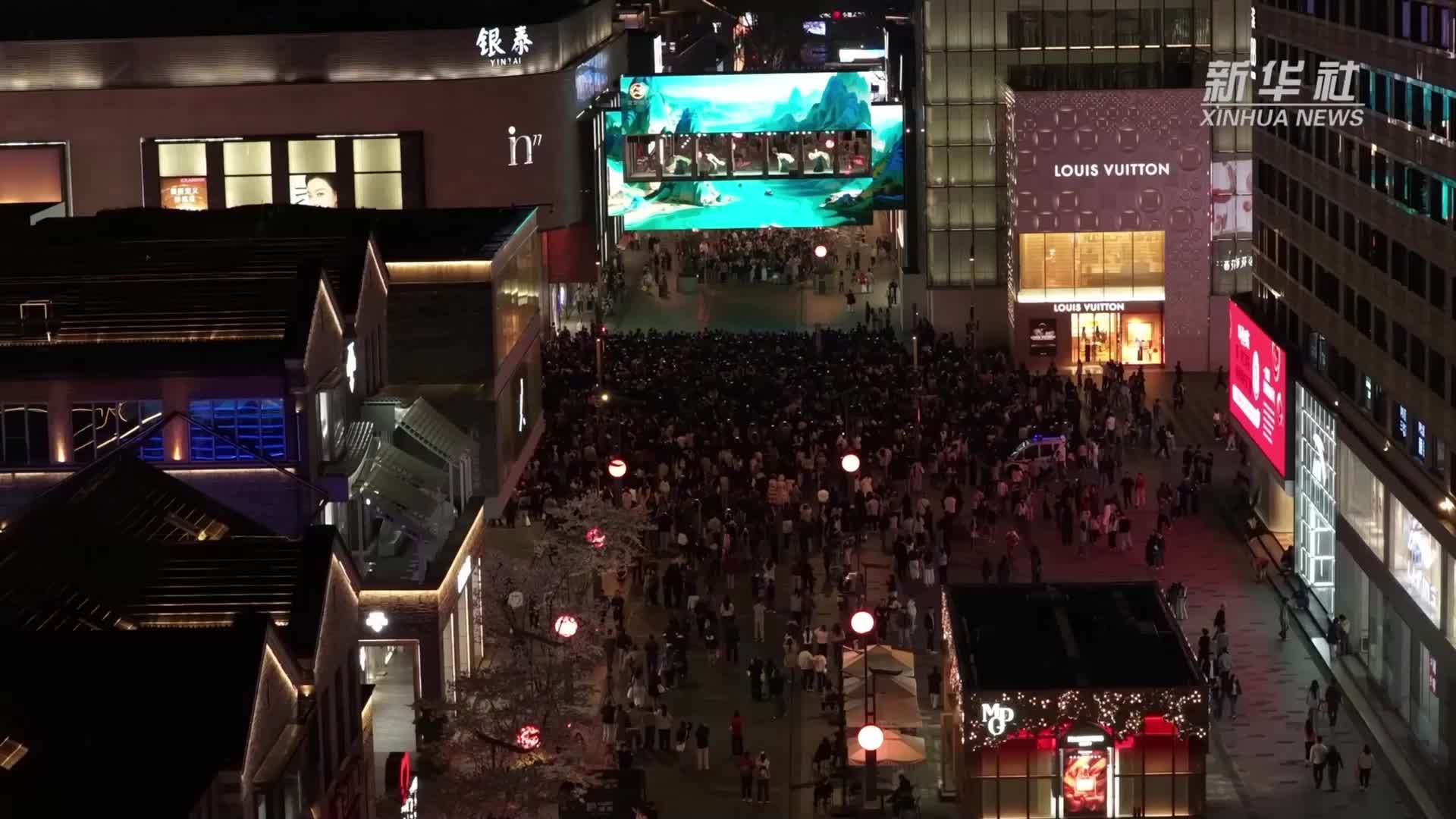 《只此青绿》精华片段在杭州西子廊桥上演