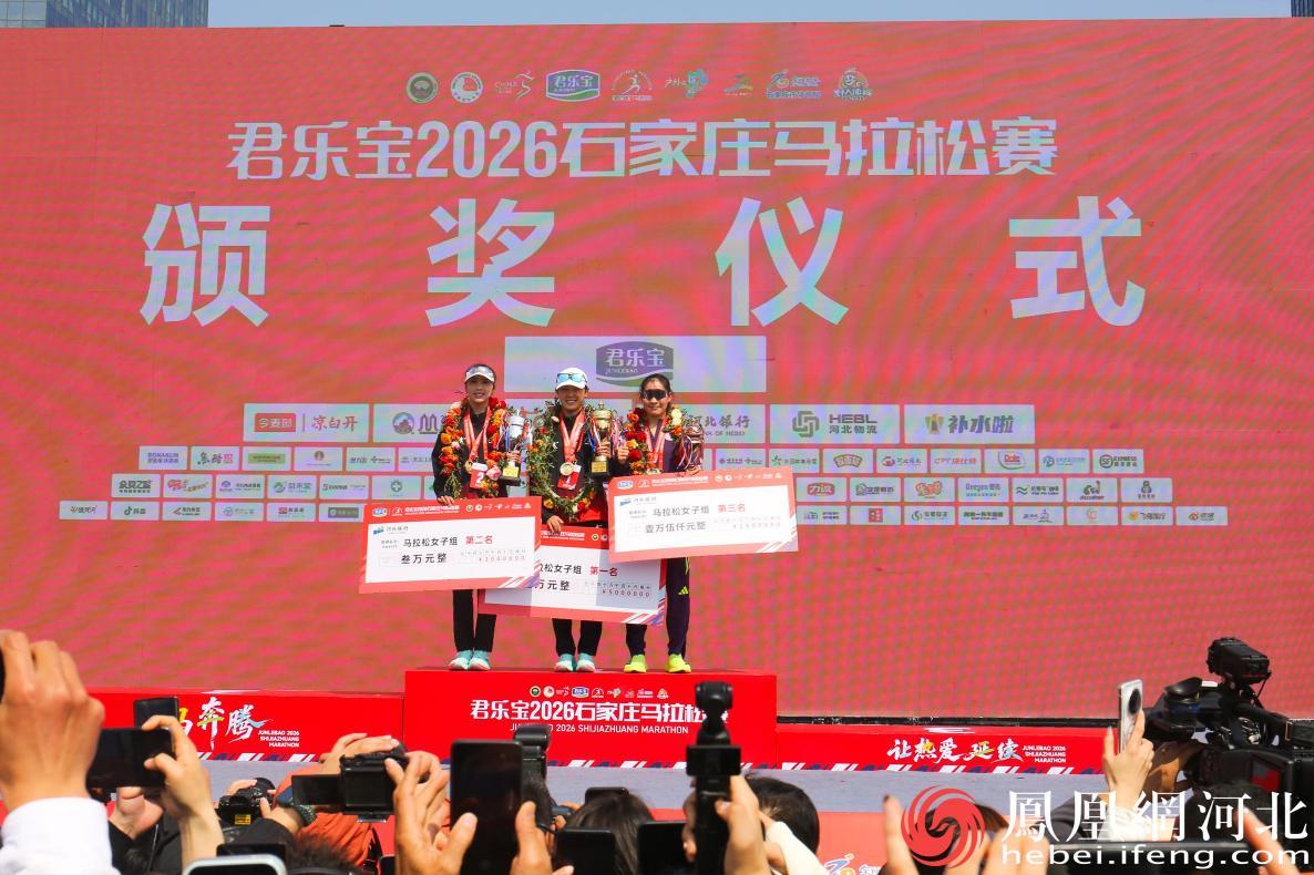 女子全马颁奖仪式 李卓然摄