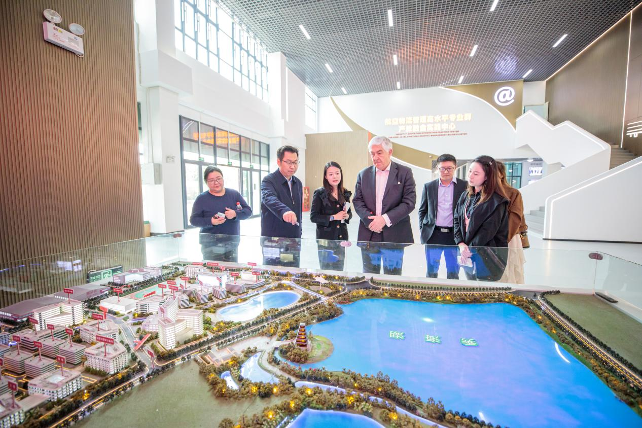 英中商业发展中心主席约翰·麦克莱恩访问长江职业学院