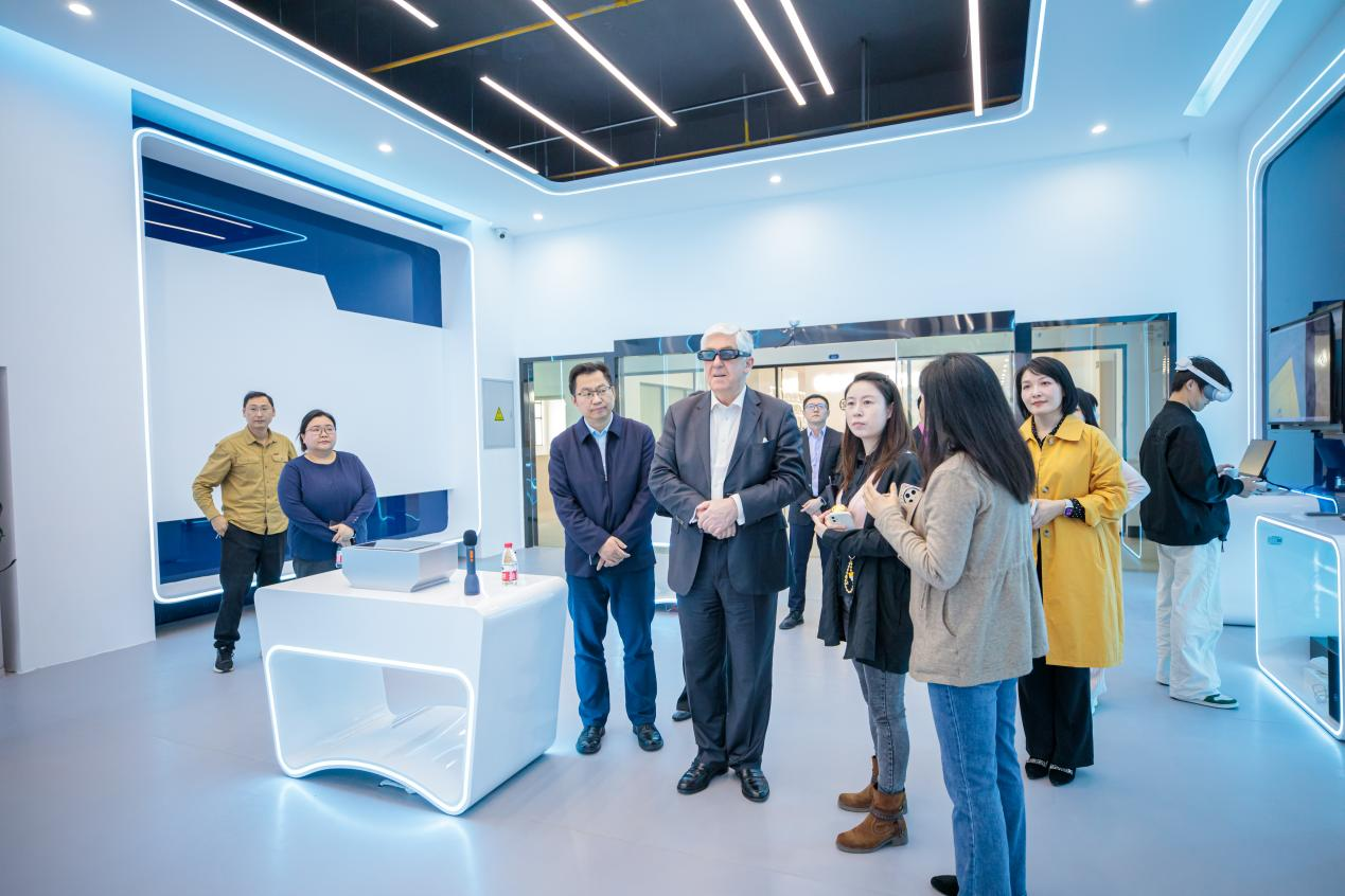 英中商业发展中心主席约翰·麦克莱恩访问长江职业学院