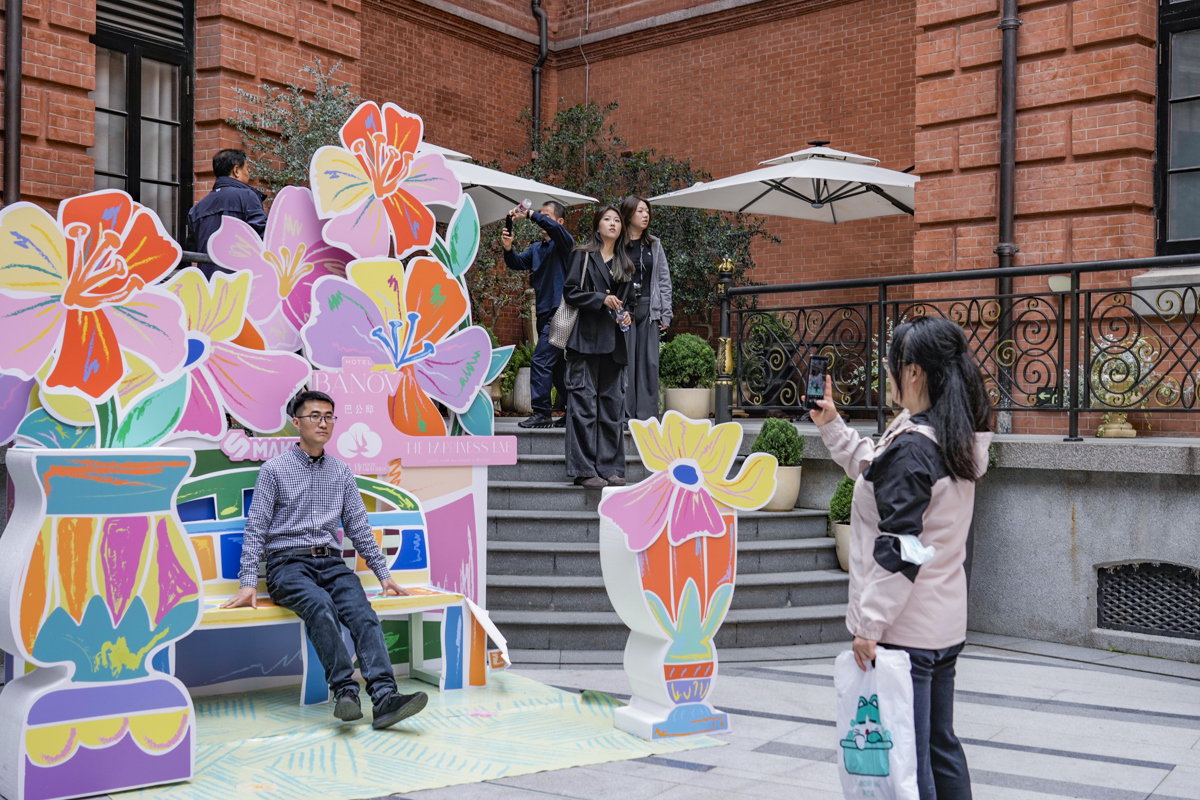 市民在巴公房子内的庭院参观打卡