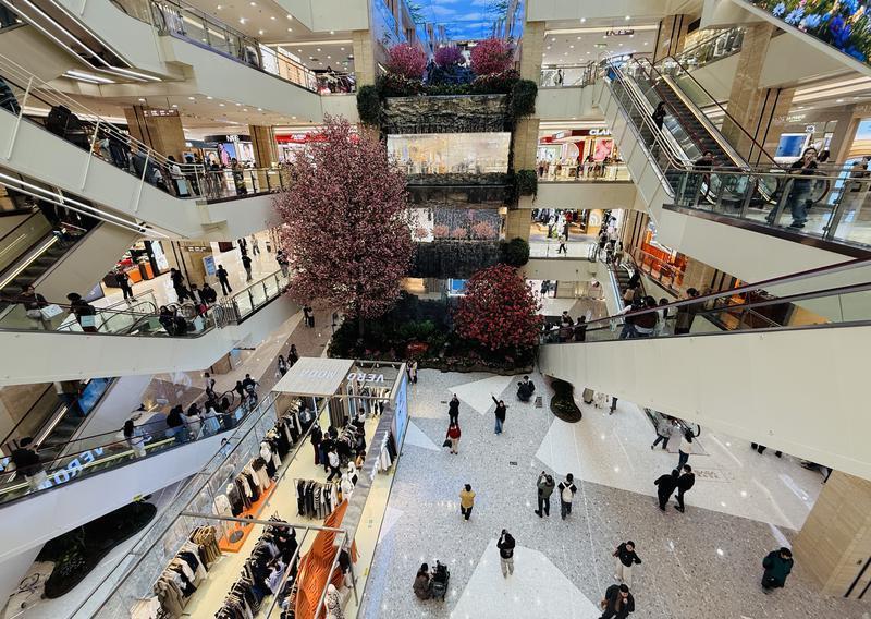花团锦簇的赛格国际购物中心内客流如织