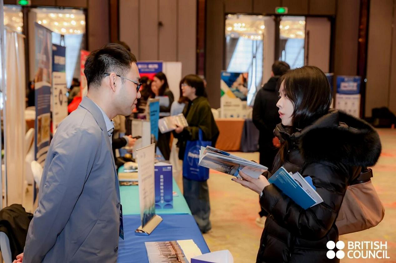 （圖四）孫夢菲老師與新加坡科技教育協會代表展開深度交流