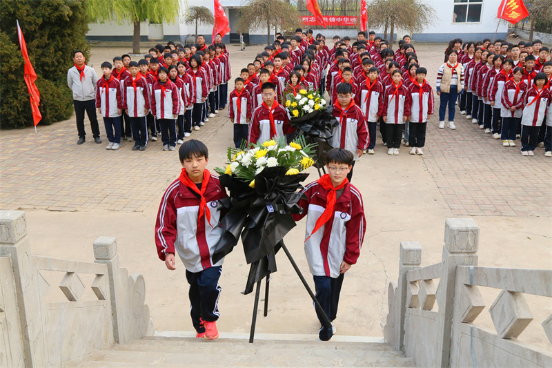 4月1日，平乡县第六中学学生在县革命烈士陵园向抗日英雄纪念碑敬献花篮。