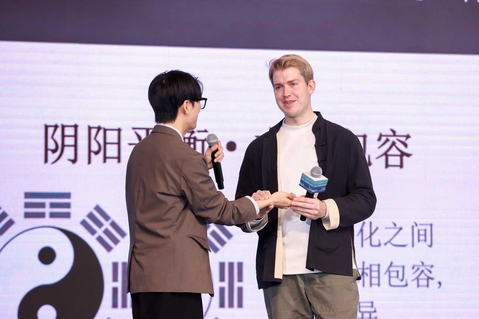 图为无名现场为记者把脉。