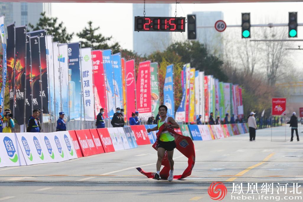 2026石家庄马拉松赛冠军冲线，用速度与激情点亮城市赛道。李卓然摄