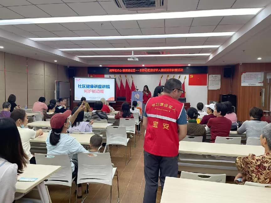 退役军人志愿者现场维持讲座秩序