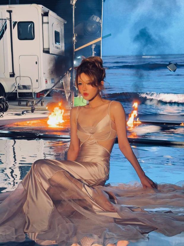 赵露思穿性感吊带裙大方秀好身材。