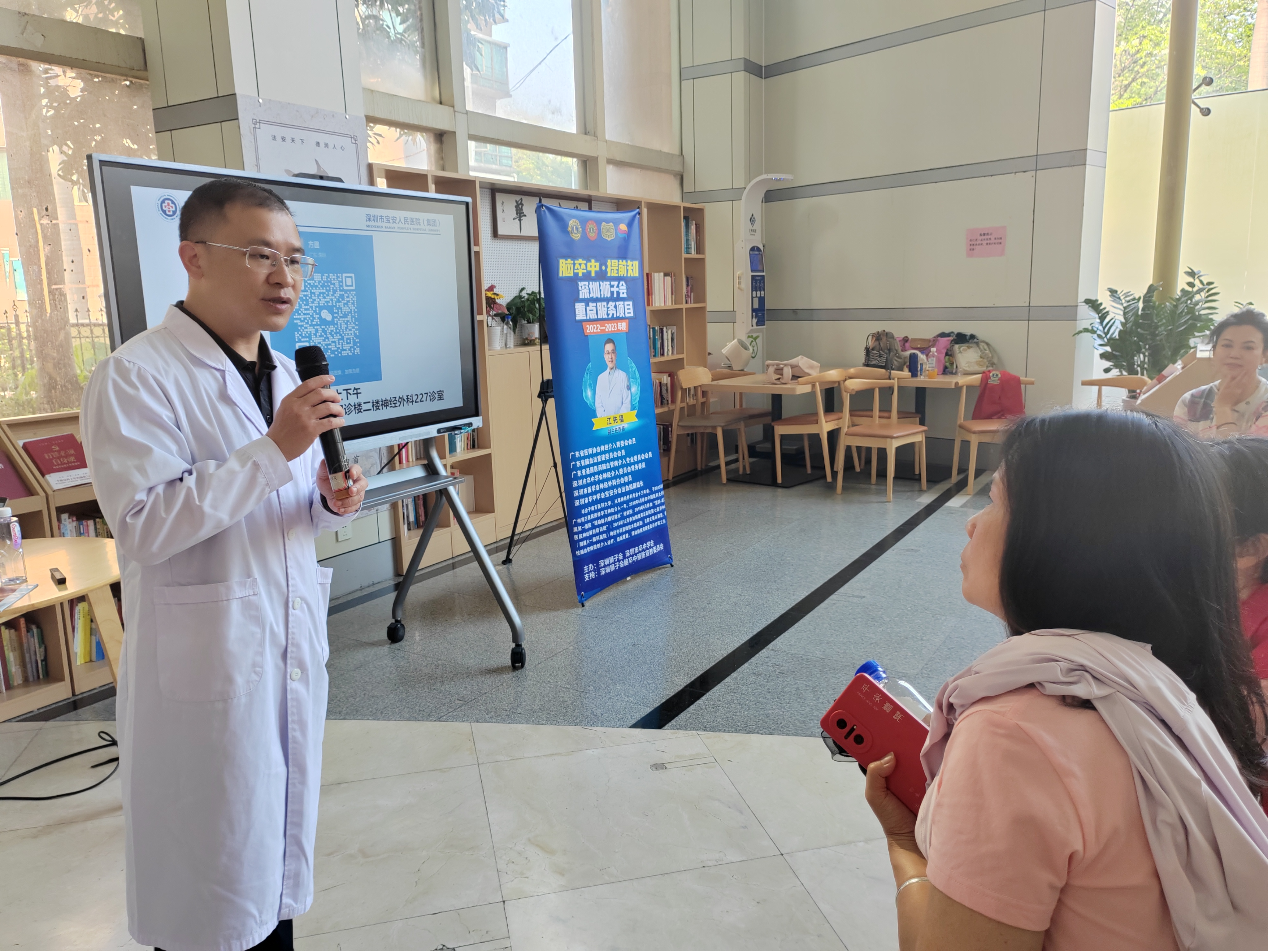 互动环节，江医生给现场居民答疑解惑