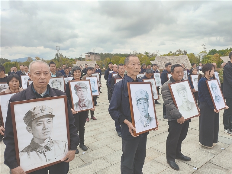 于都县在烈士纪念园举行“追寻&middot;2026&middot;清明祭英烈”暨百位长征烈士画像捐赠活动。通讯员 肖力民摄