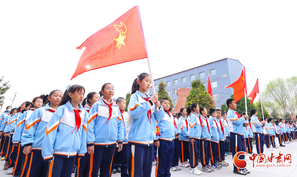 3月30日，高金城烈士纪念馆内，张掖市甘州区北街小学的同学们正在聆听讲解员讲述革命烈士的壮烈事迹。