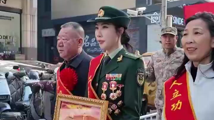 90后女兵带着功臣牌匾回家