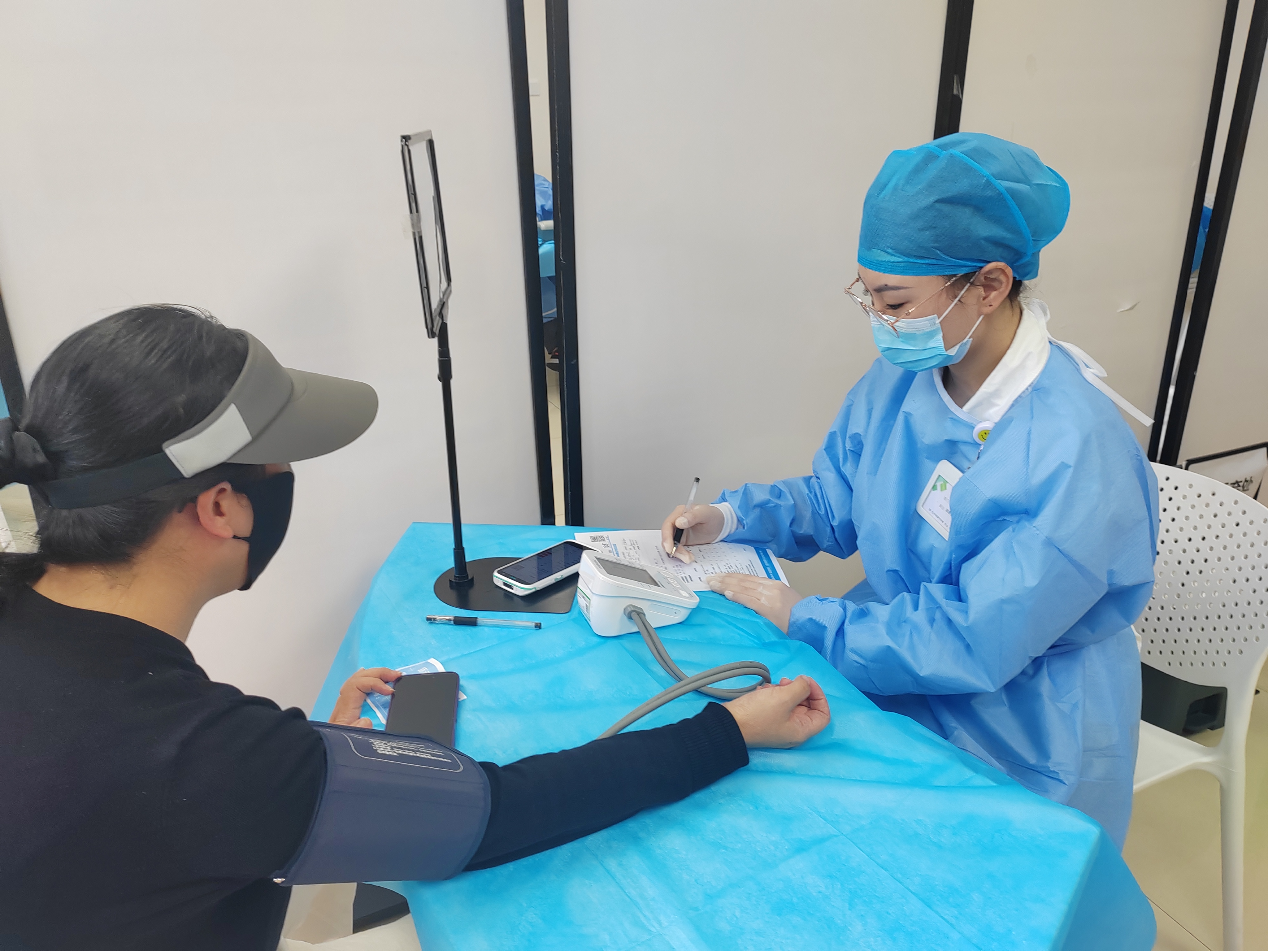 医护人员给居民测量血压