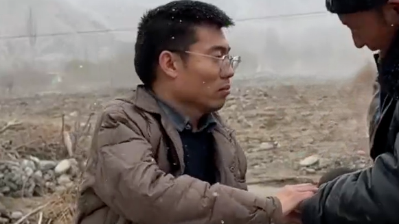 “我比先生高一米，先生高我过昆仑”蹲行医生回应网友赞誉