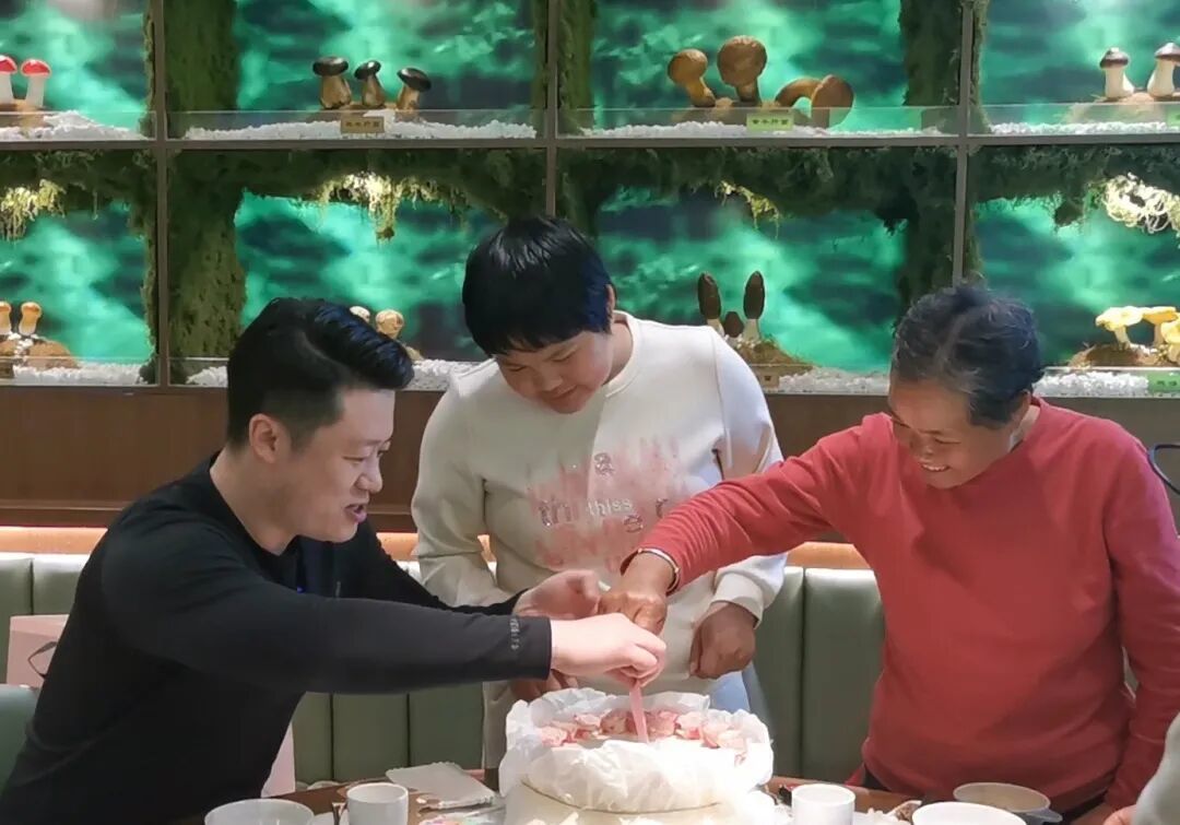 在自媒体博主的帮助下,胡心瑶为母亲过生日。图/九派新闻 马婕盈