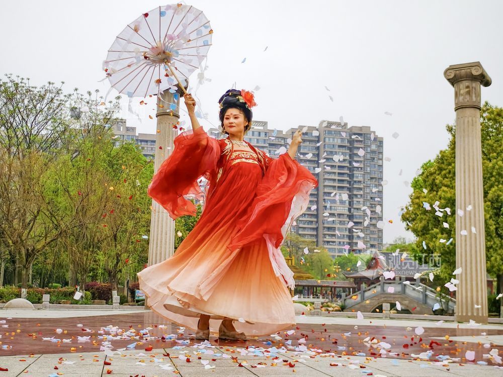 遂川县在龙泉公园同心广场举办花朝节汉服展演。