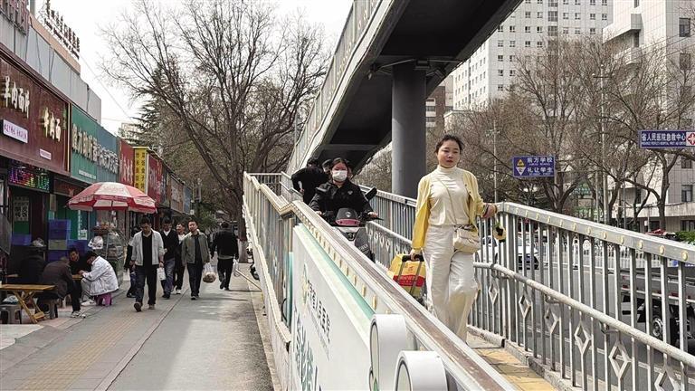 电动自行车和行人抢道