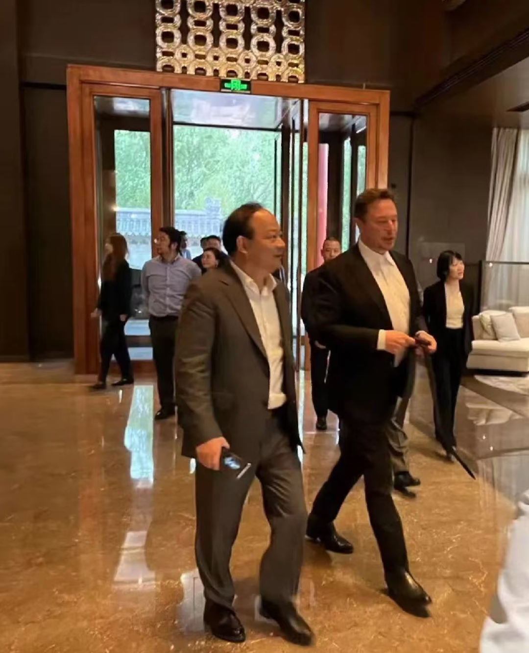 社交媒体流传的马斯克与曾毓群碰面照片 图源：网络