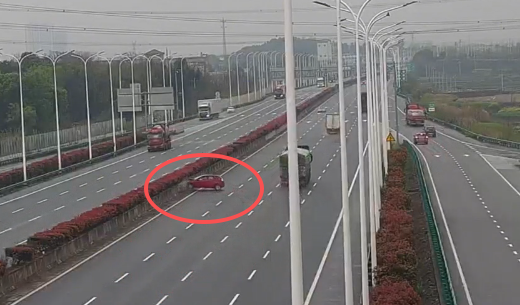 福银高速上一男子高速上打瞌睡 车辆失控“转圈圈”