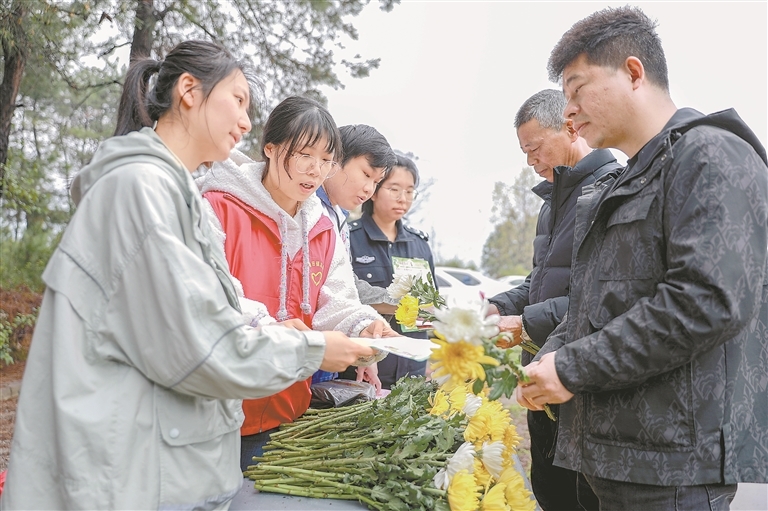 南丰县：文明祭扫（图）