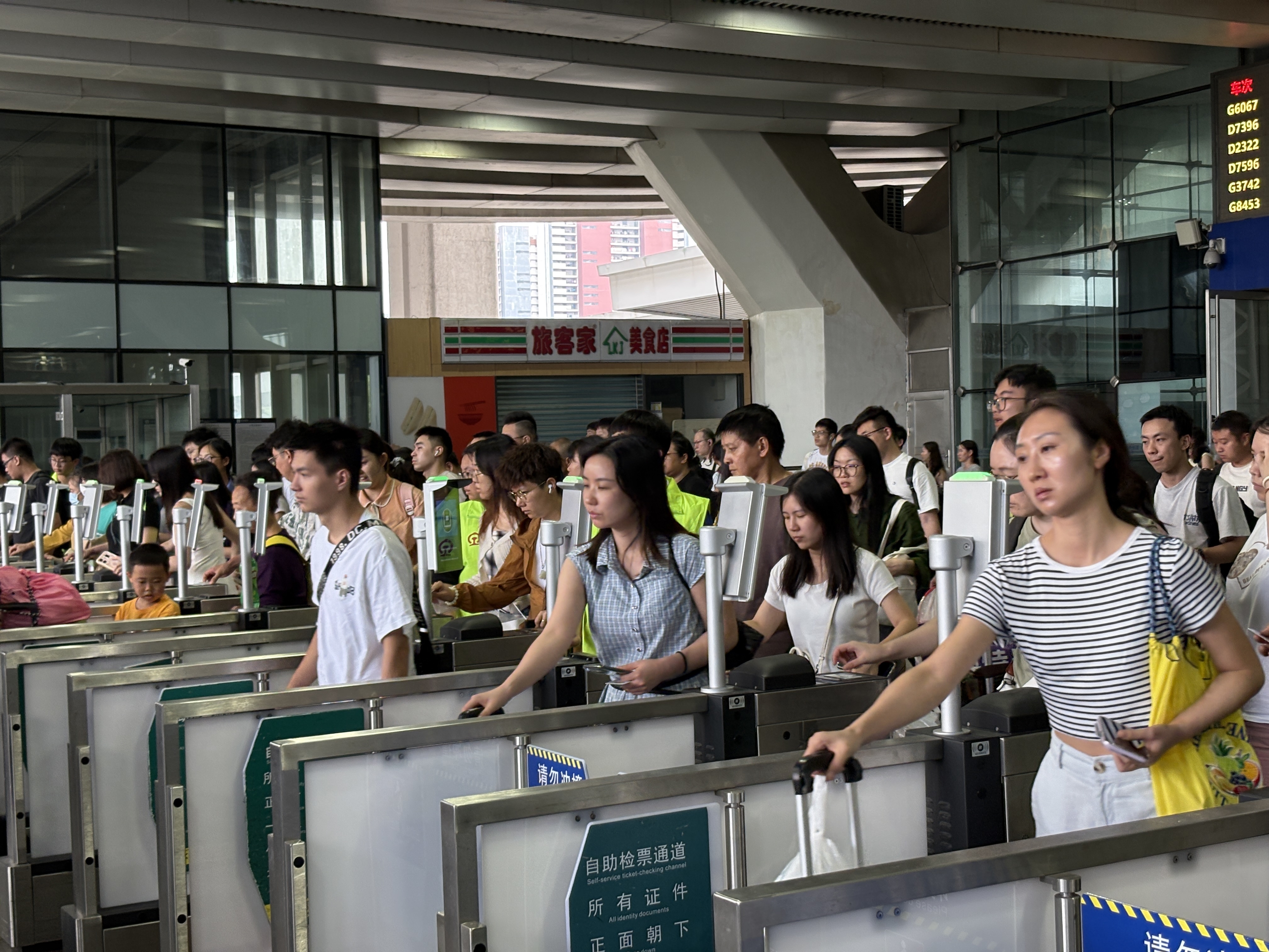 清明假期铁路运输圆满收官  深圳铁路累计运输旅客超370万人次  广深港高铁单日跨境北上客流创历史新高