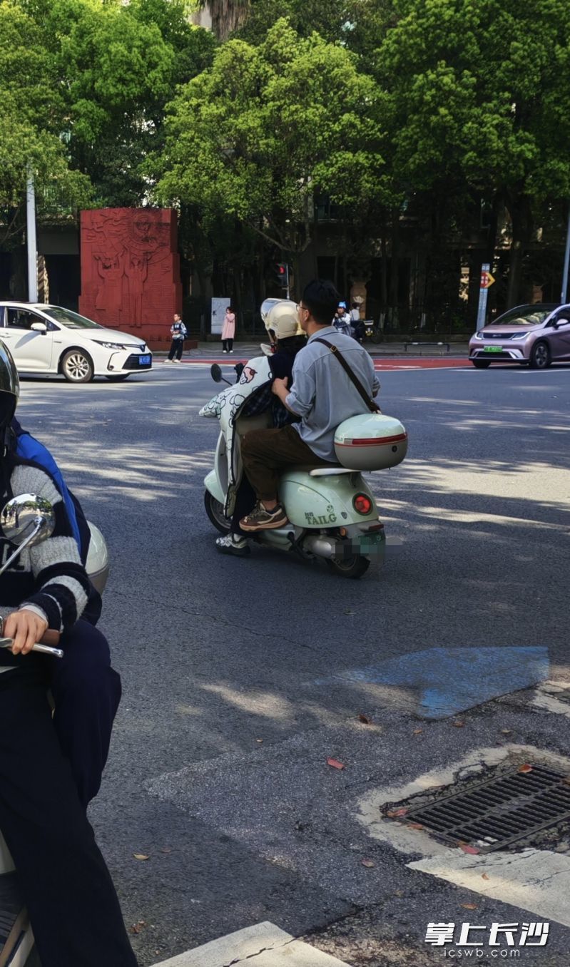 时不时可见不戴头盔的骑行或搭乘者。