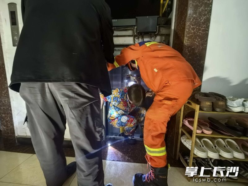 消防员成功救出被困人员。 长沙晚报通讯员 黄达 摄