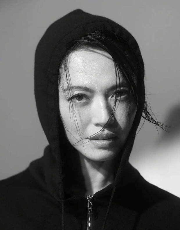 姚晨黑白写真酷飒，气场拉满。