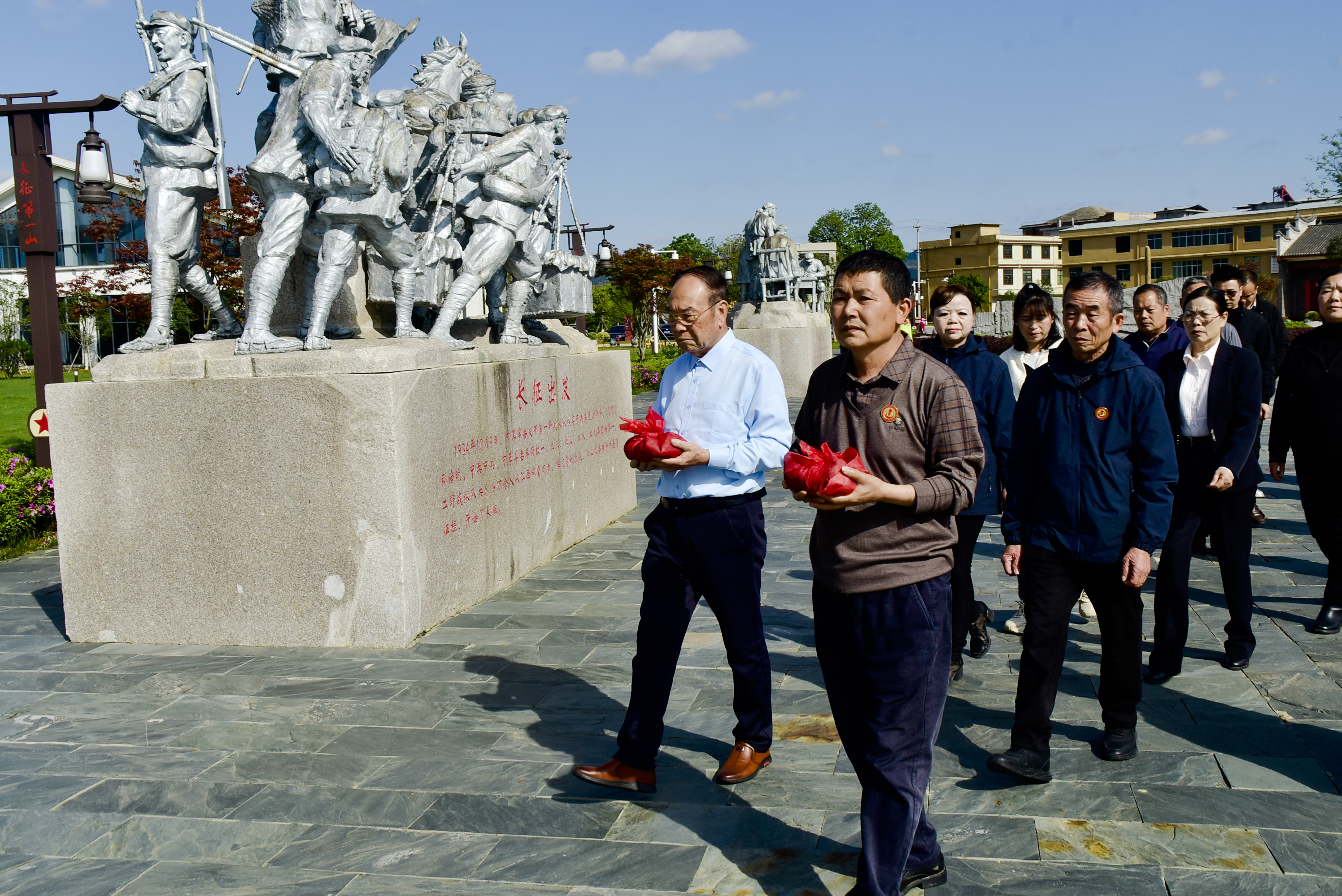 ▲在云石乡境内的长征出发地，瑞金乡亲迎接4位赣南籍无名红军烈士“归乡”。摄影|梅文