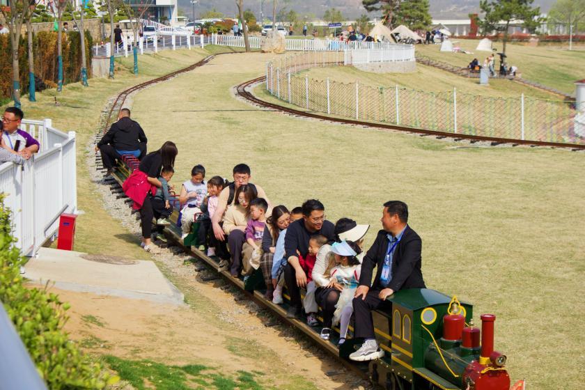 岚山区西山岚里文旅综合特色项目吸引小朋友参与。张雨杨 摄