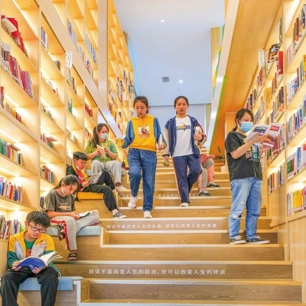 读者在彭泽县珍珠湖城市书房内阅读。