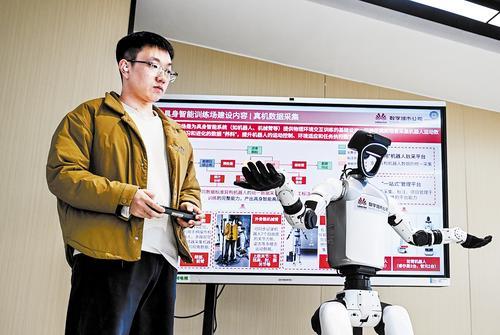 3月20日,中国雄安集团数字城市科技有限公司员工在具身智能训练场进行机器人智能训练。本报记者 李东宇摄