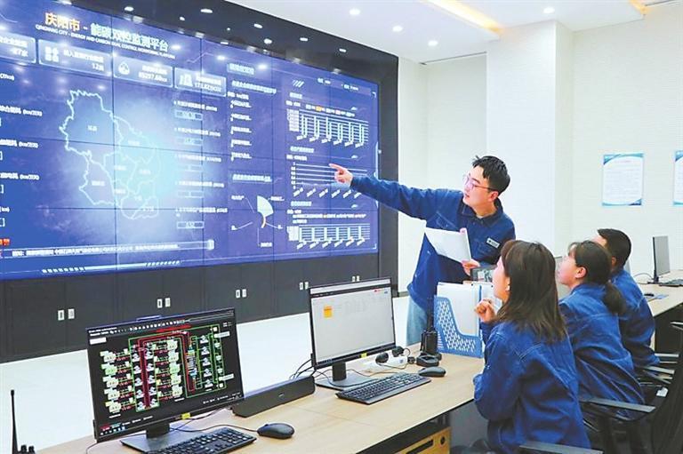 工作人员在分析数据