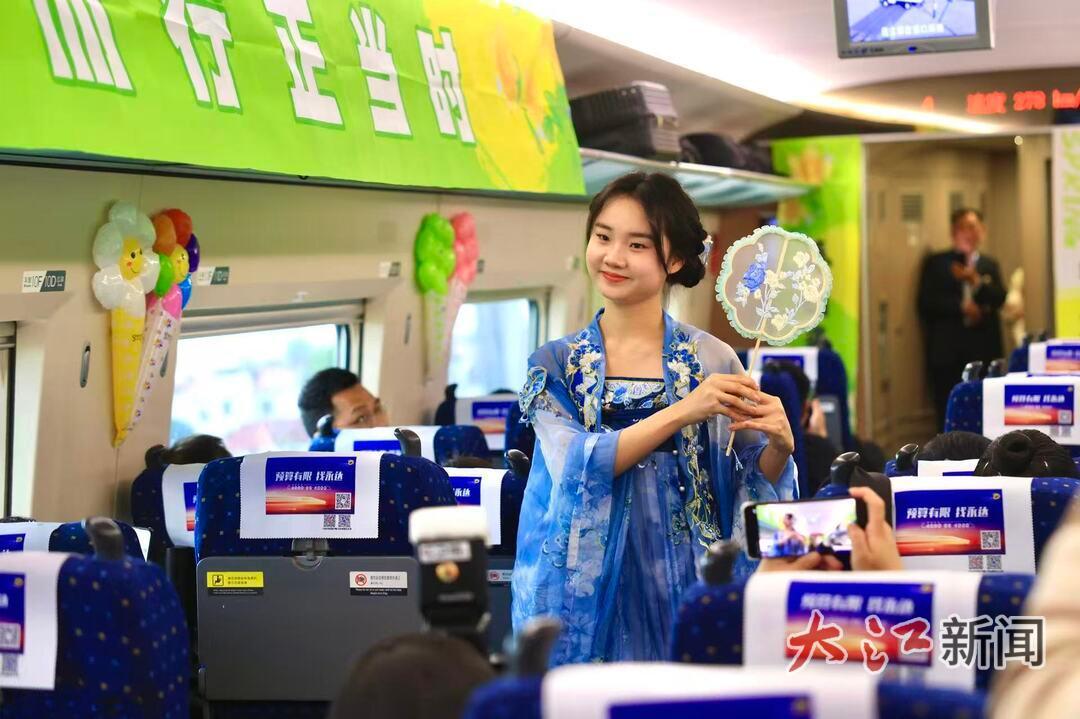 “红土情”春游列车活动（黎思颖 摄）